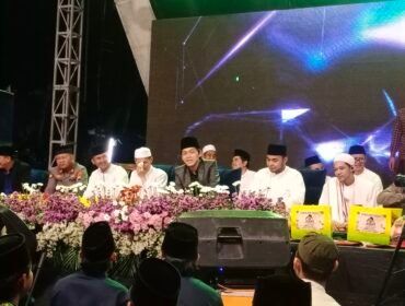 Gus Iqdam memberi pengajian pada Hari Jadi Kumboselo, Karang Taruna Banyuasin Separe Kulon, Kecamatan Loano. Purworejo (Herii s1nd0/Teras Jawa)