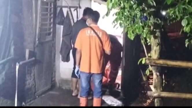 
					Polisi langsung melakukan olah Tempat Kejadian Perkara di kediaman korban.  (istimewa)